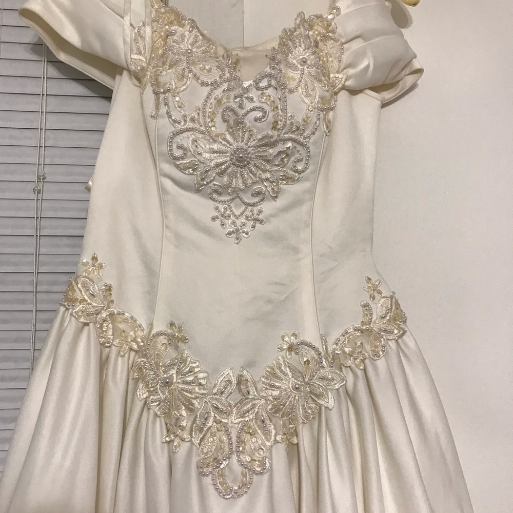 Wedding dress. Size 6. Ivory in color.